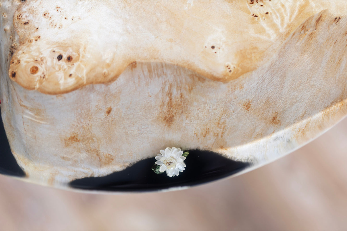 Masa de cafea Obsidian bloom din lemn masiv de plop burl , flori naturale conservate si rasina epoxidica