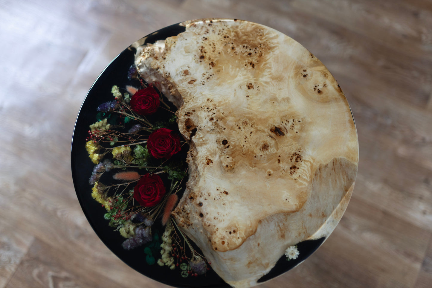 Masa de cafea Obsidian bloom din lemn masiv de plop burl , flori naturale conservate si rasina epoxidica