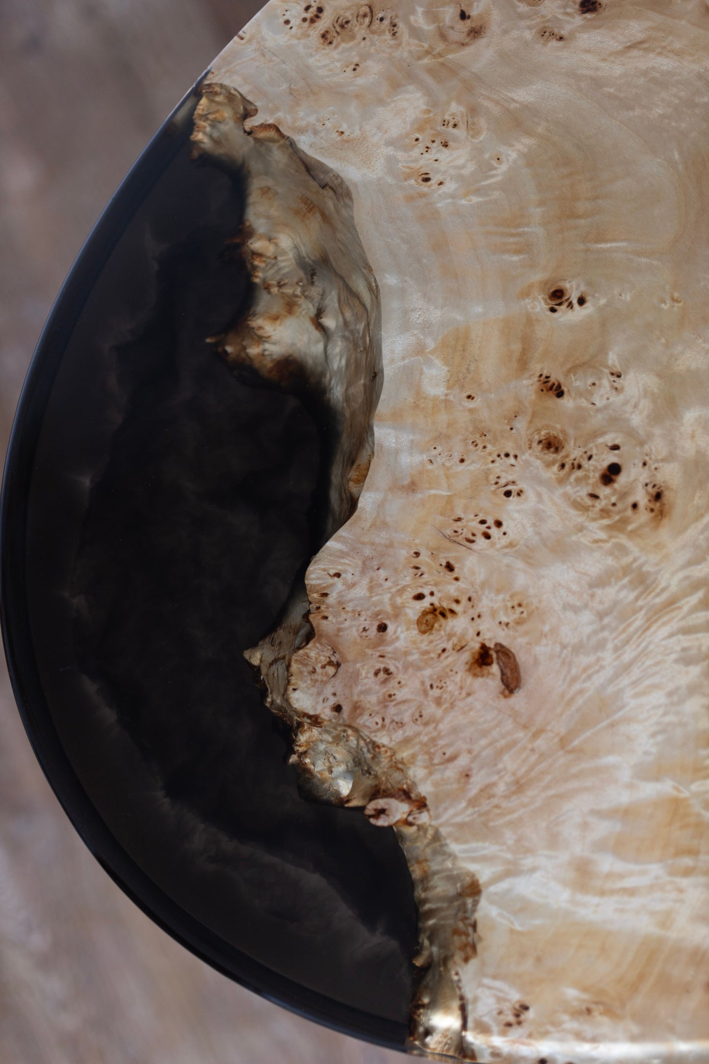 Masă de cafea din lemn masiv de plop burl și rășină epoxidică Obsidian Grain
