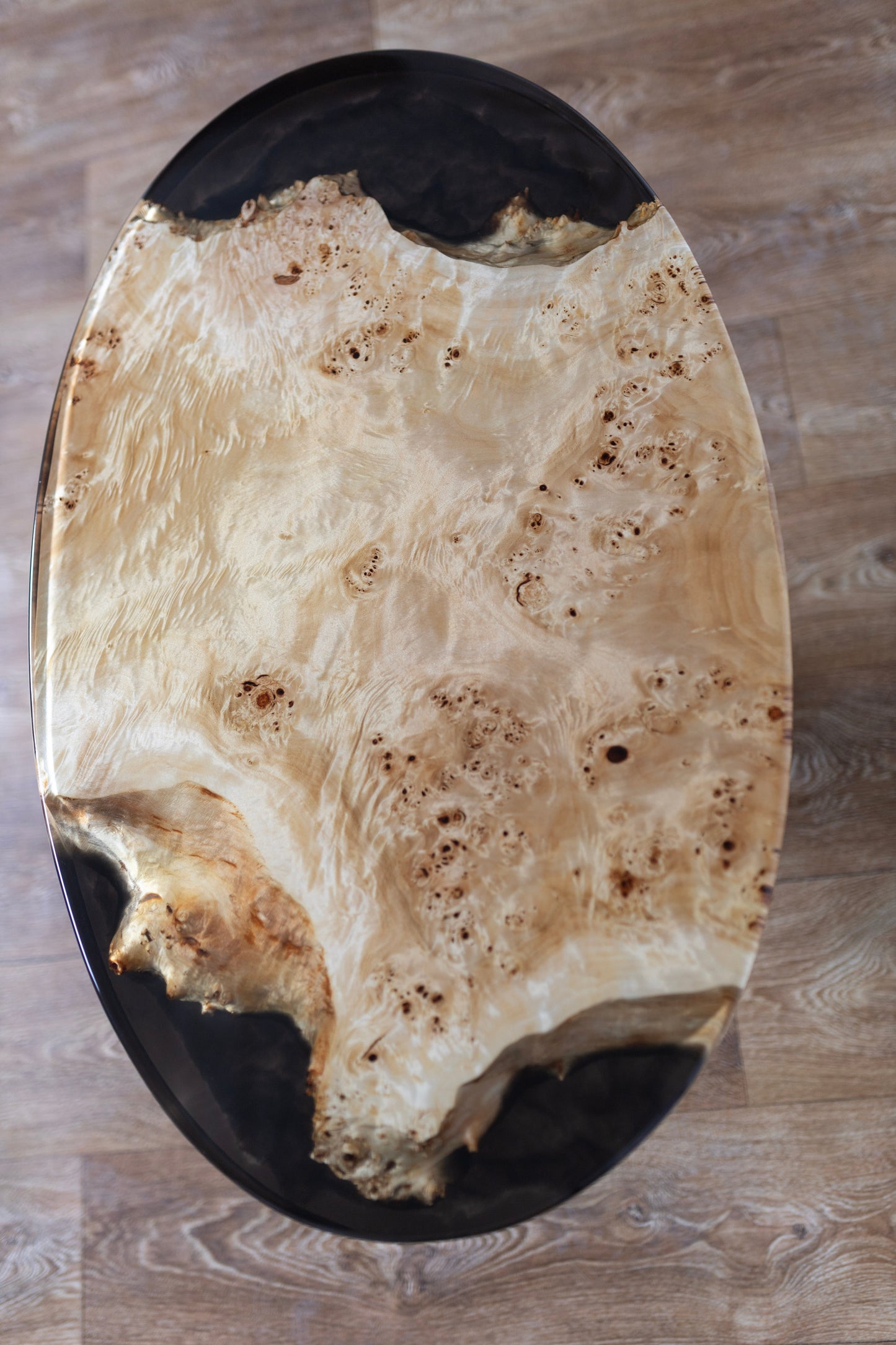 Masă de cafea din lemn masiv de plop burl și rășină epoxidică Obsidian Grain