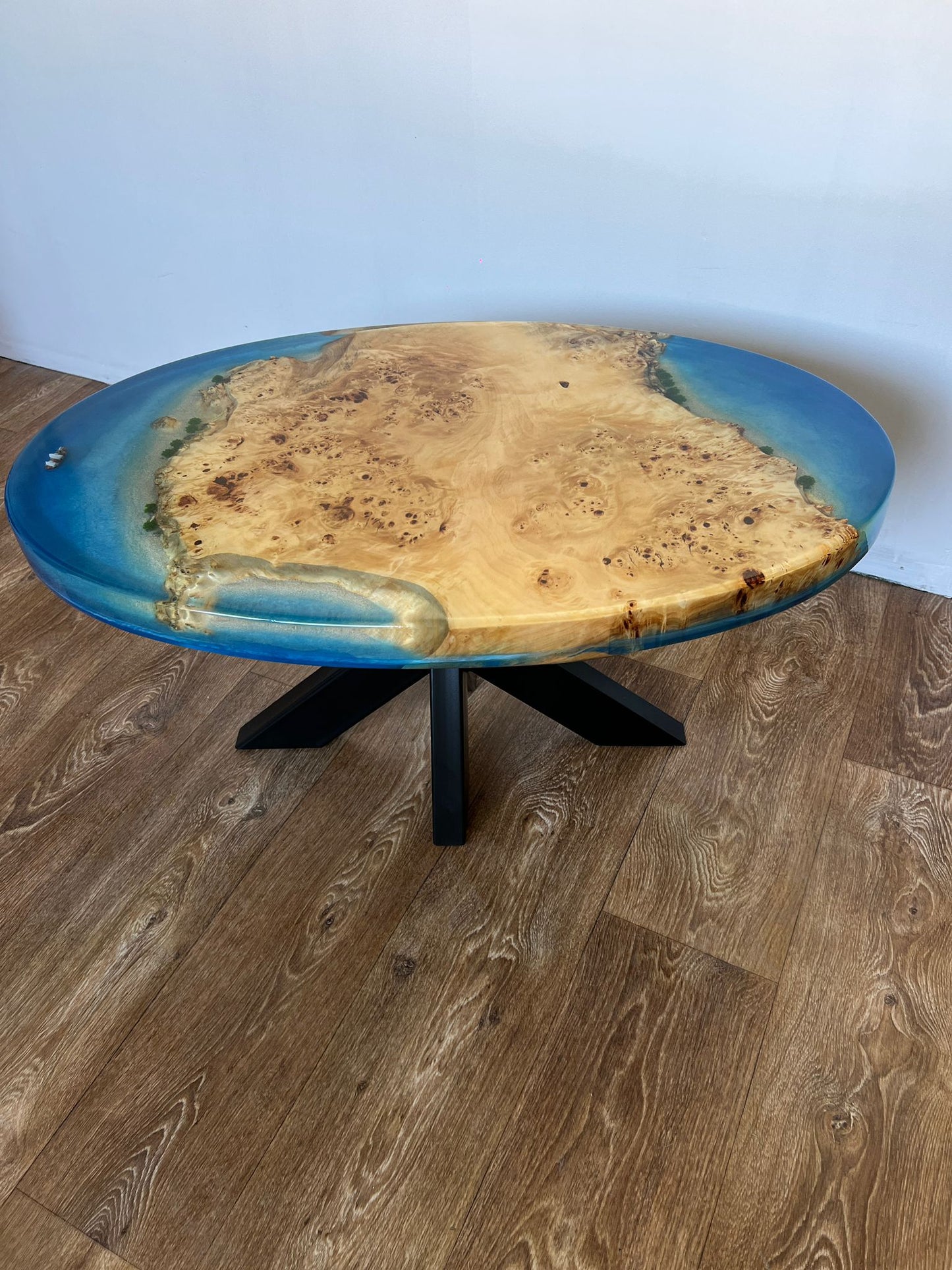 Masă de cafea din lemn masiv de plop burl și rășină epoxidică Caraibe