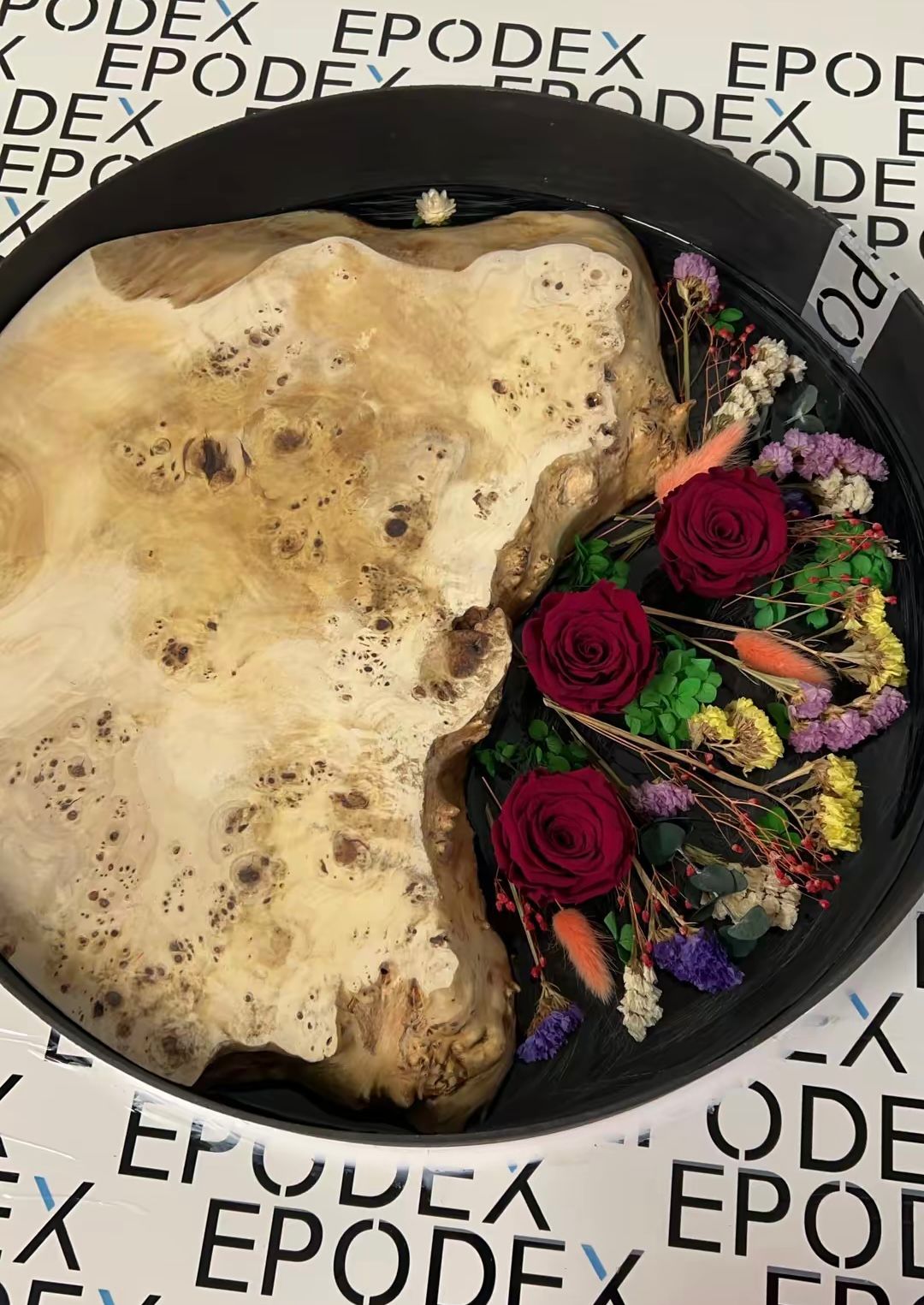 Masa de cafea Obsidian bloom din lemn masiv de plop burl , flori naturale conservate si rasina epoxidica