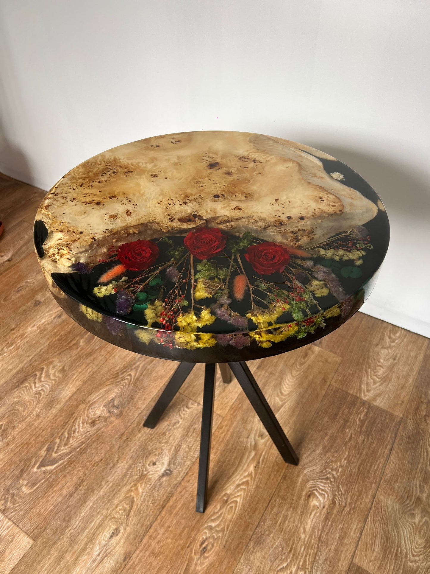 Masa de cafea Obsidian bloom din lemn masiv de plop burl , flori naturale conservate si rasina epoxidica