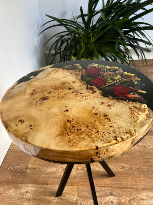 Masa de cafea Obsidian bloom din lemn masiv de plop burl , flori naturale conservate si rasina epoxidica