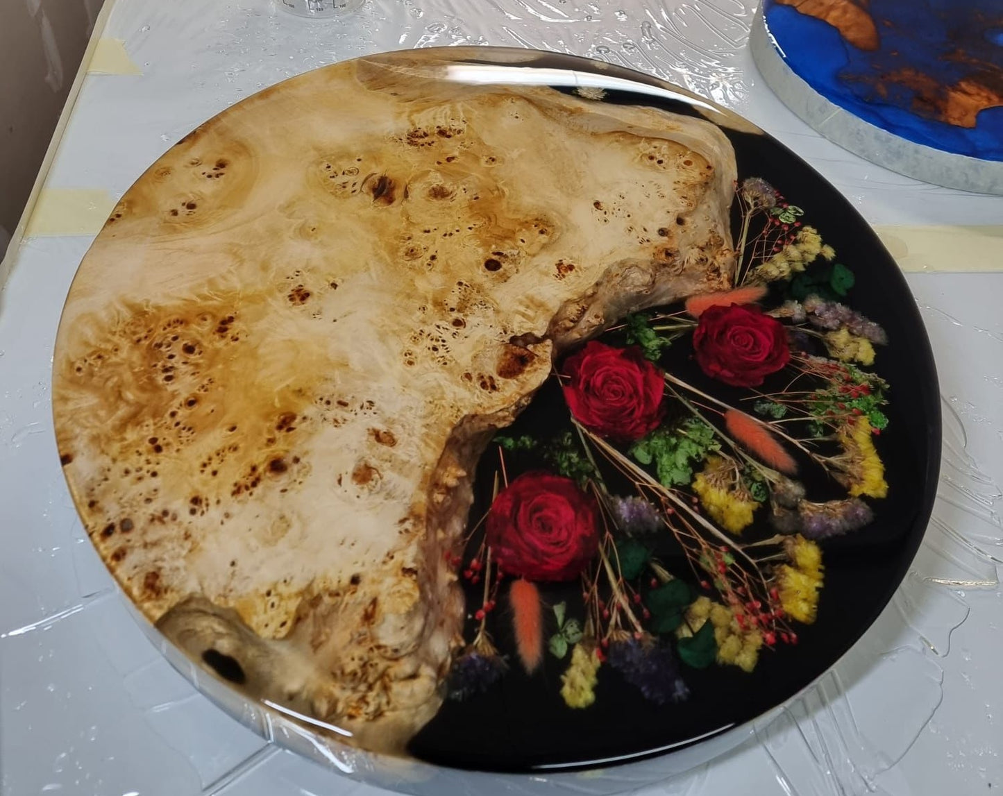 Masa de cafea Obsidian bloom din lemn masiv de plop burl , flori naturale conservate si rasina epoxidica