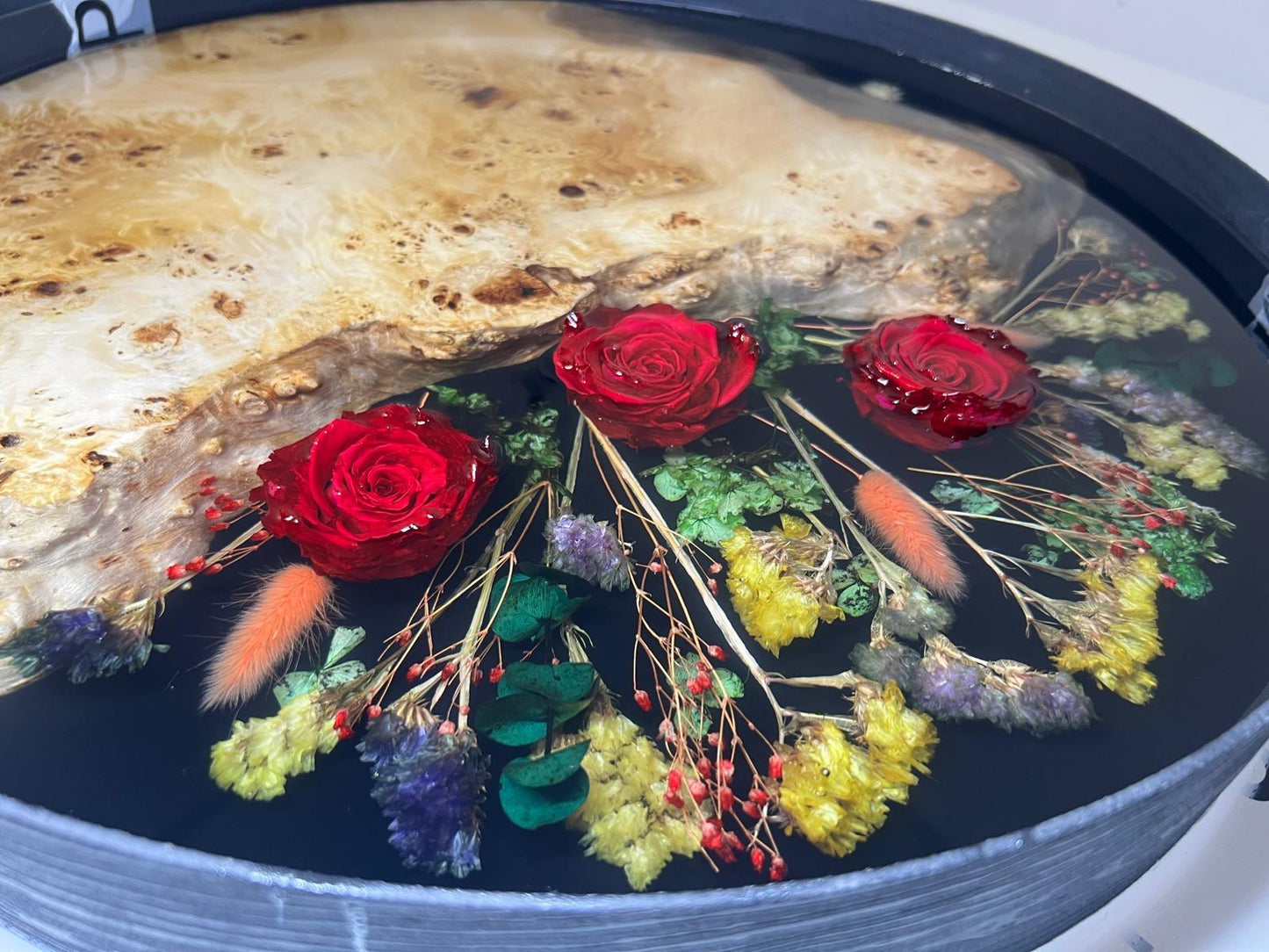 Masa de cafea Obsidian bloom din lemn masiv de plop burl , flori naturale conservate si rasina epoxidica