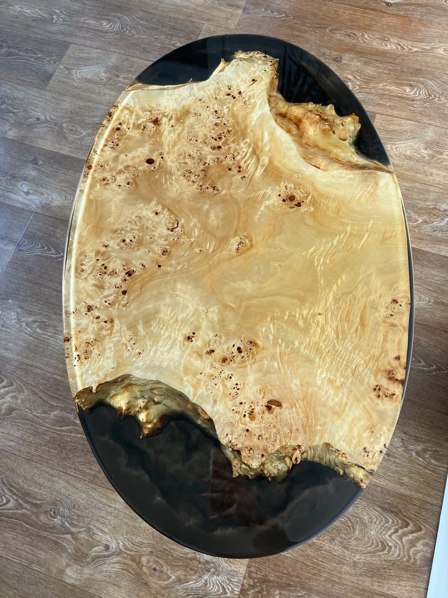 Masă de cafea din lemn masiv de plop burl și rășină epoxidică Obsidian Grain