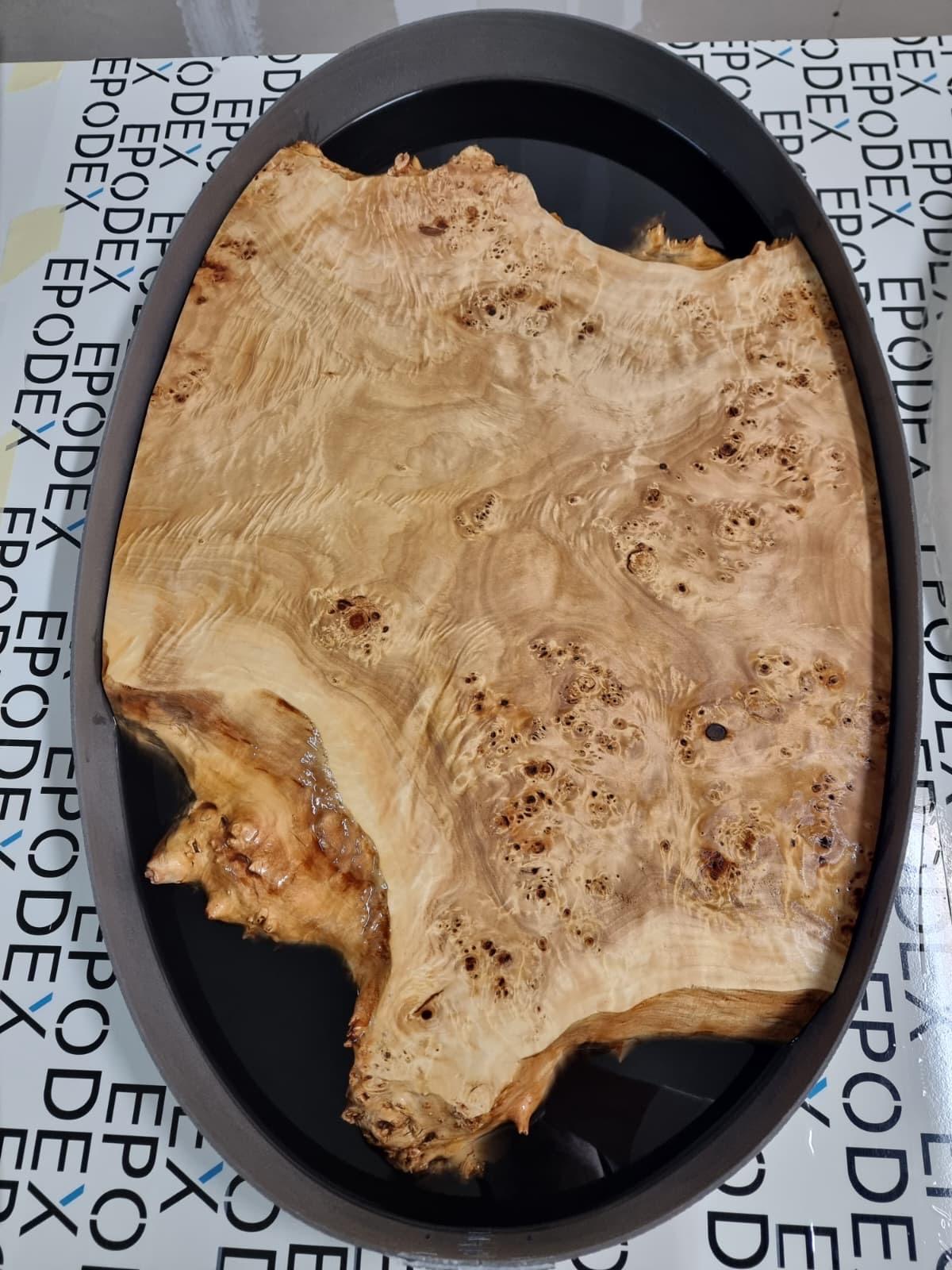 Masă de cafea din lemn masiv de plop burl și rășină epoxidică Obsidian Grain