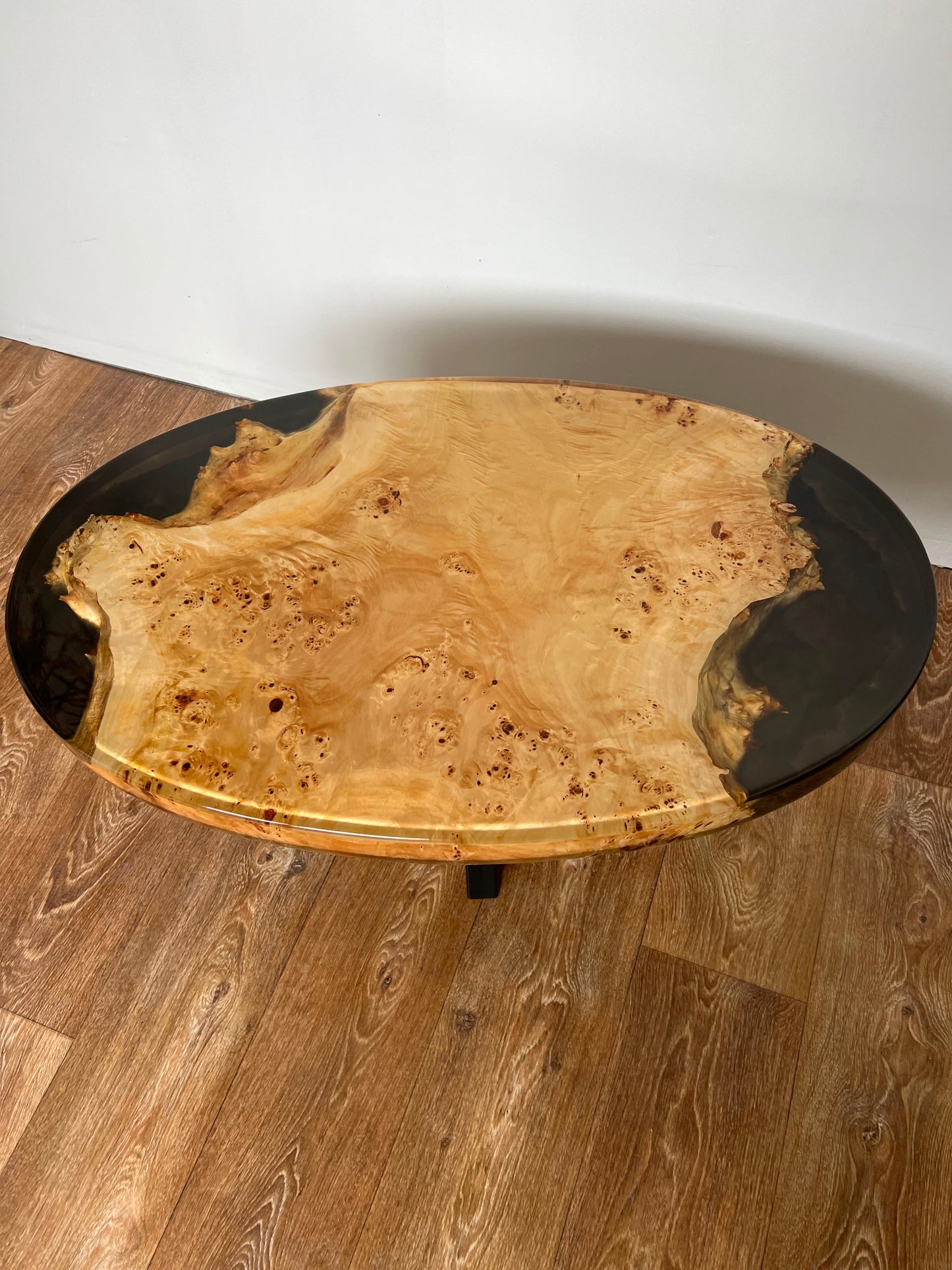 Masă de cafea din lemn masiv de plop burl și rășină epoxidică Obsidian Grain